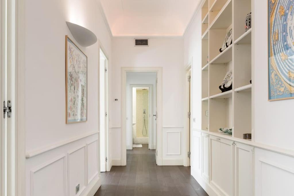 Re-imagined In Historical Building Apartment *