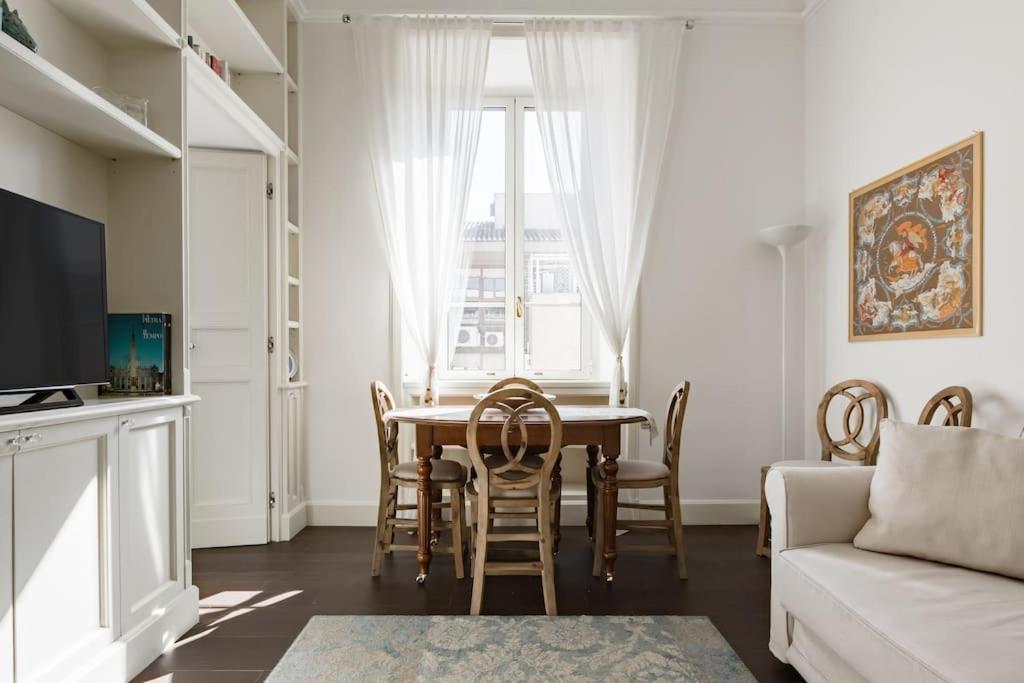 Re-imagined In Historical Building Apartment *